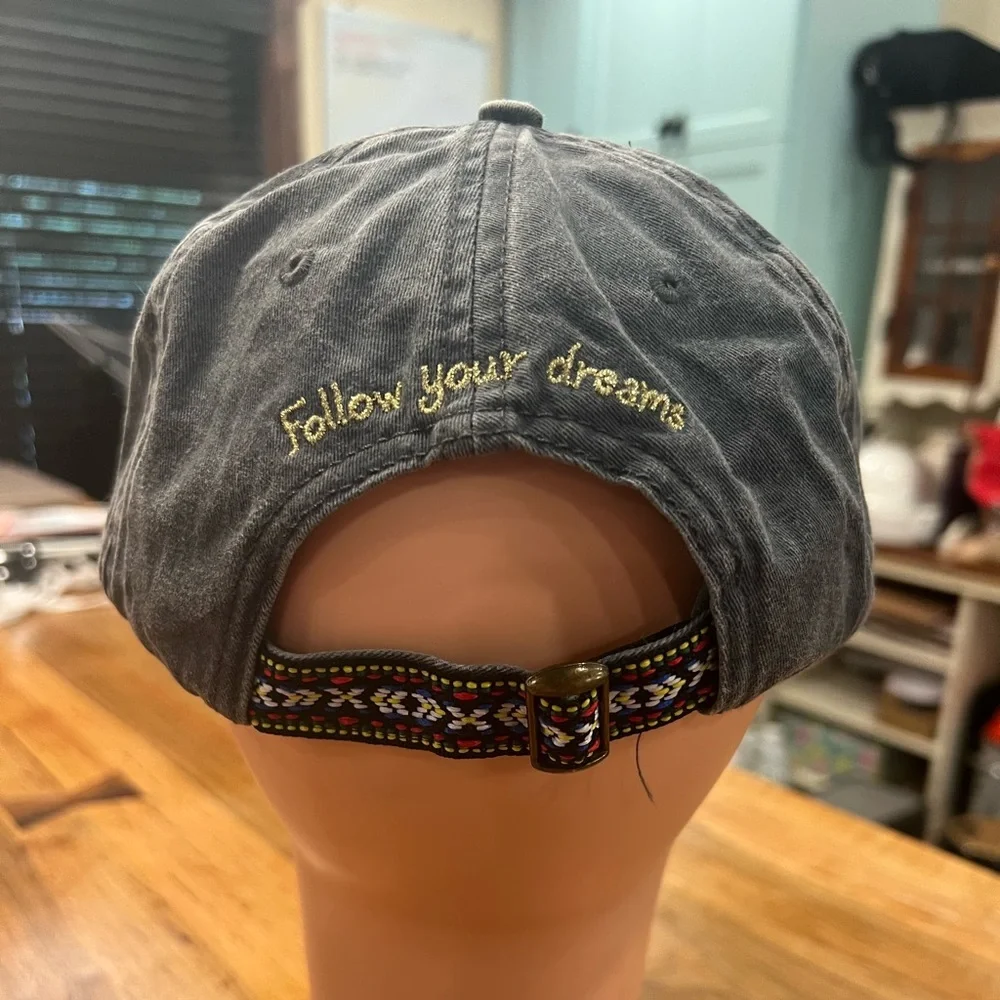 NATURAL LIFE Charcoal Cap with Embroidered Arrow Details